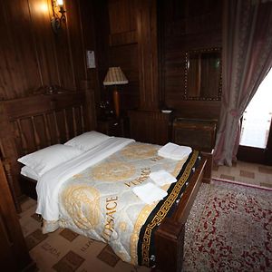 Zimmer mit Kingsize-Bett